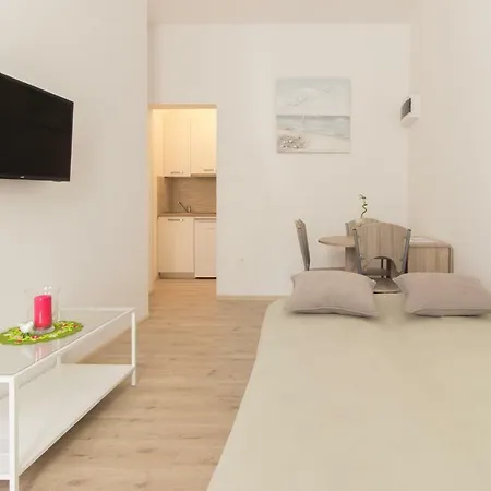 Kike 80 Apartment Split